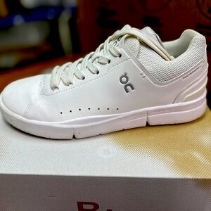 On cloud Roger women’s size 8